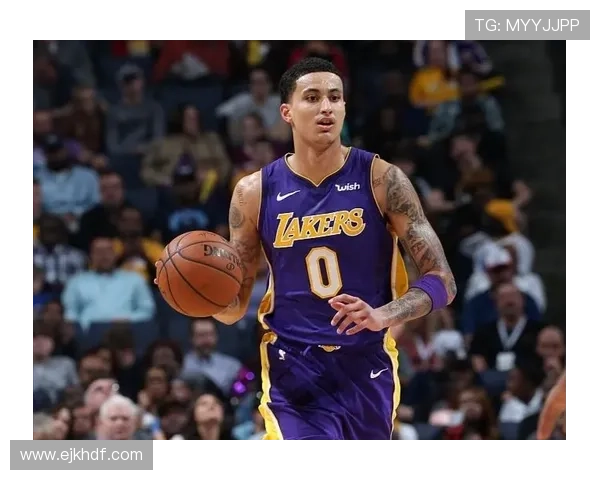 詹姆斯再次领衔湖人全队亮相季前赛 目标冲击新赛季总冠军